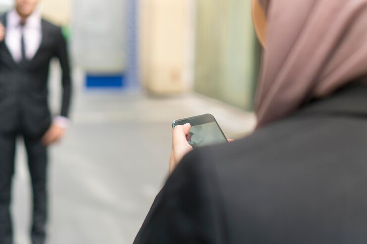 midsection-businesswoman-using-phone-with-male-coworker-standing-footpath_1048944-30542945